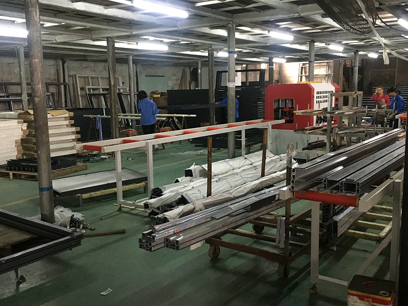 什么？你家的鋁合金門窗只要300元/平？年輕人，耗子喂汁！