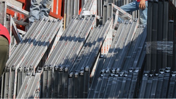 長安oppo工業(yè)園鋁合金門窗工程產(chǎn)品裝車-樓上樓門窗